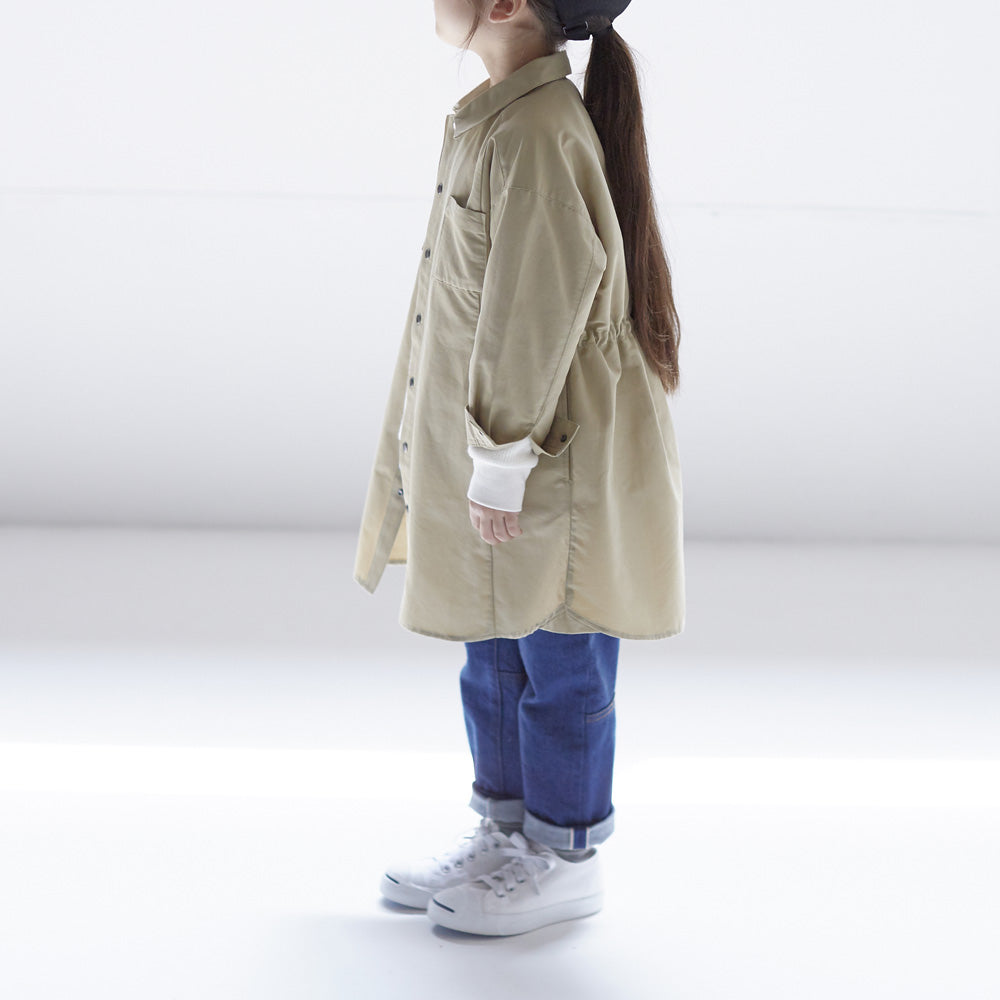 撥水シャツコートを着た子供