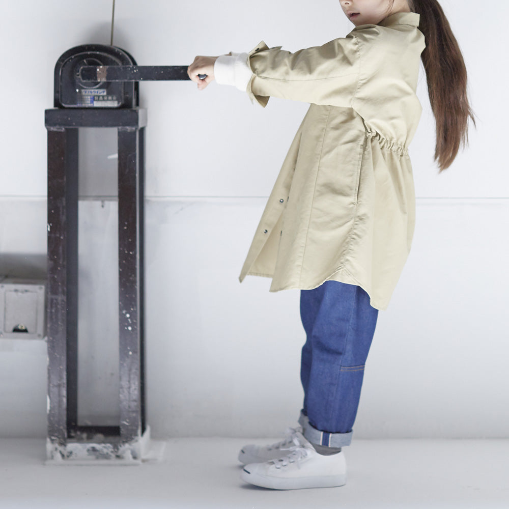 撥水シャツコートを着た子供
