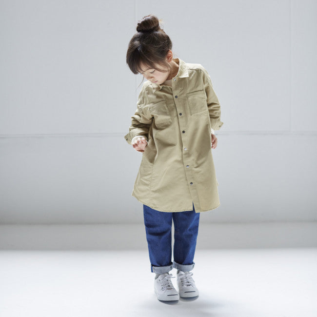 撥水シャツコートを着た子供