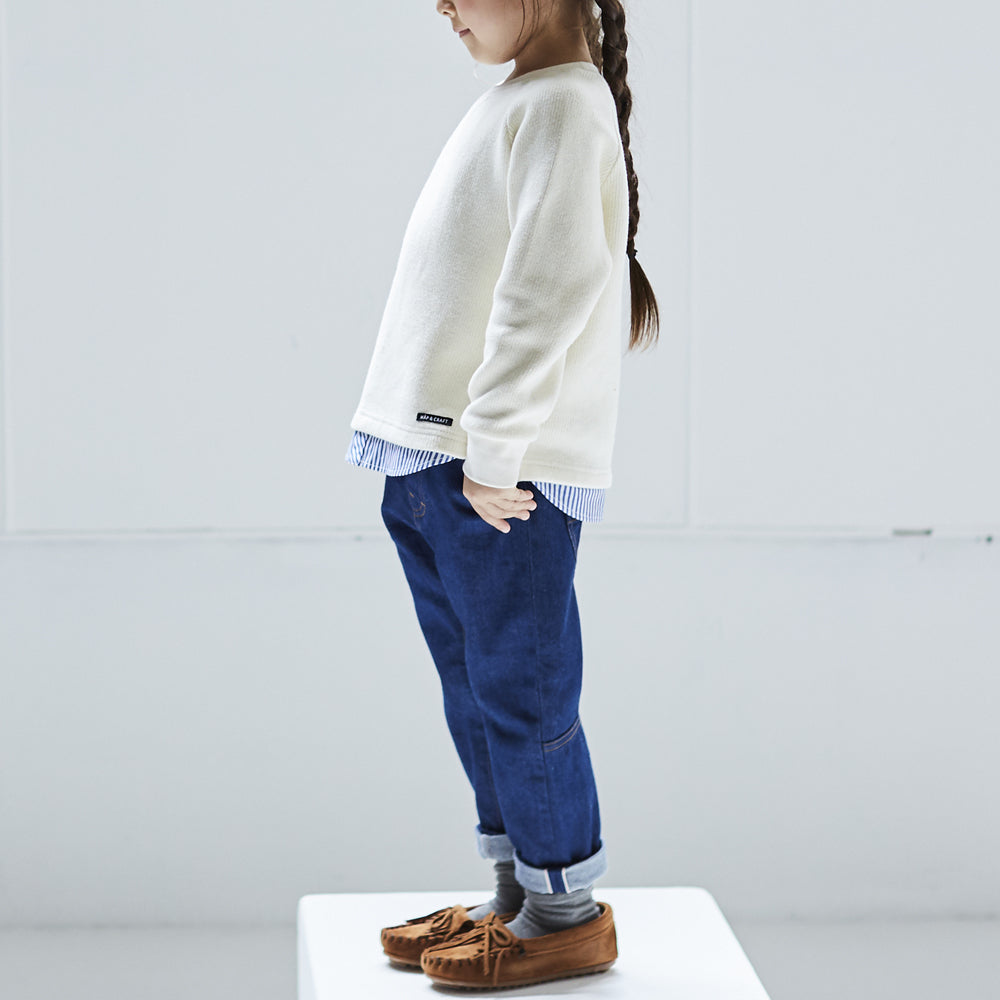 レイヤード風ニットトレーナー アイボリー色を着た子供