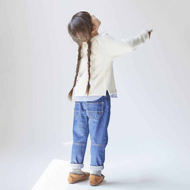 レイヤード風ニットトレーナー アイボリー色を着た子供