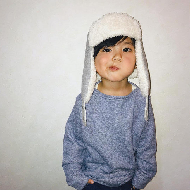イヤーフラップキャップを被る男の子