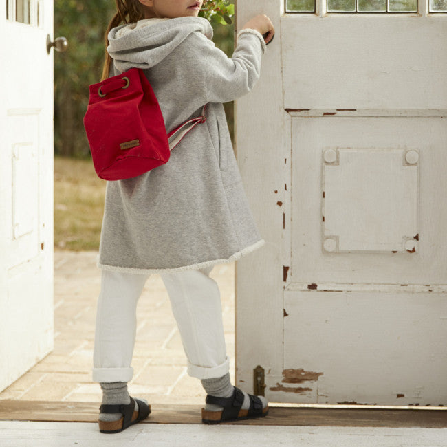 2WAY撥水バッグレッドを背負う女の子