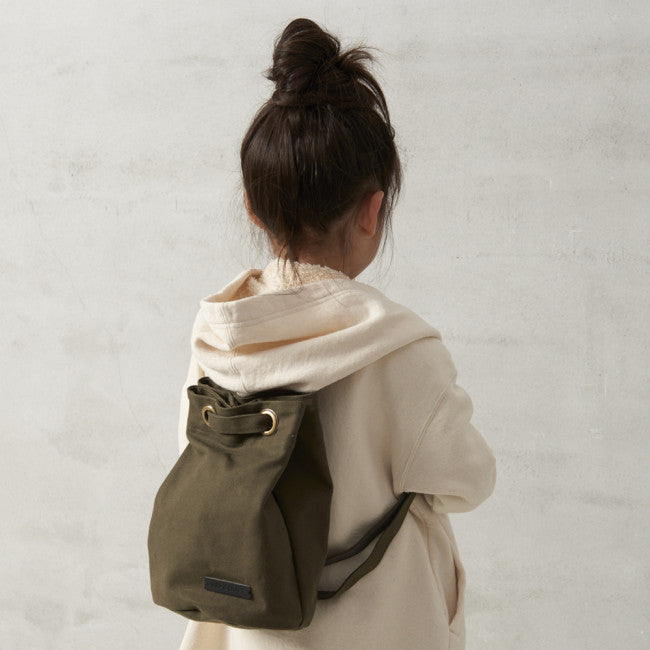 2WAY撥水バッグカーキを背負う女の子