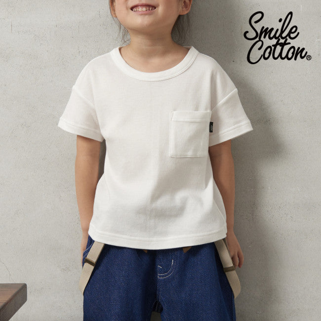 SmileCotton スムースTシャツ 白色を着た少女