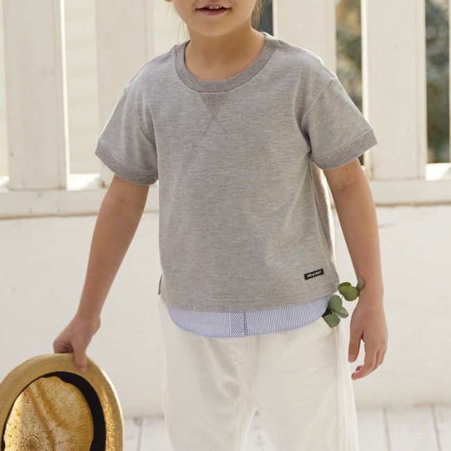 UVカットレイヤード風Tシャツ グレー色を着た子供