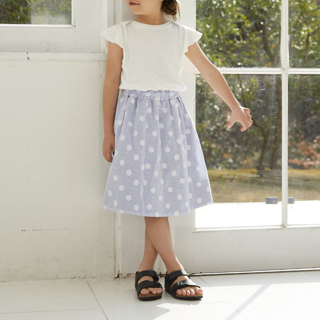 2WAYギャザースカートドット柄を着ている女の子