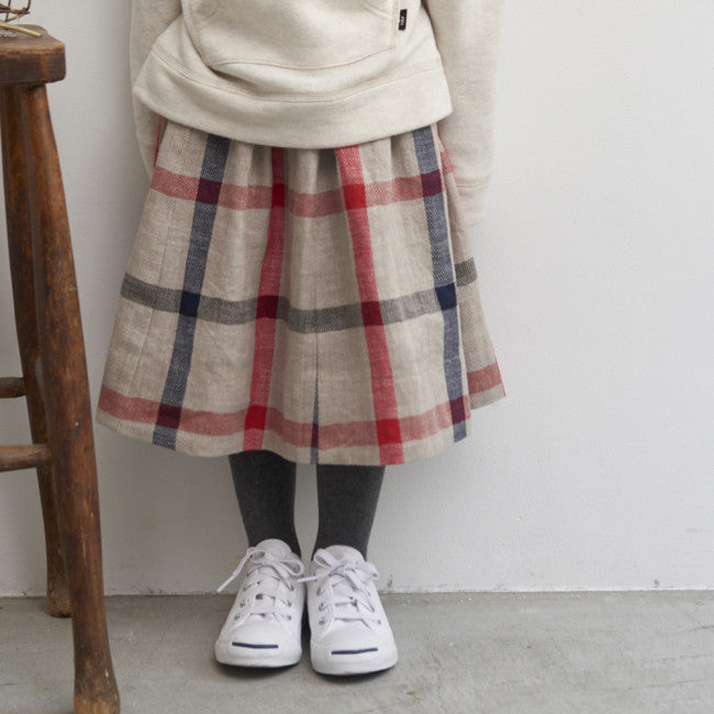 2WAYギャザースカートのチェック柄のほうを着ている女の子
