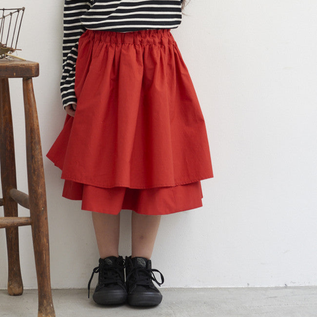 2WAYギャザースカートの赤色を着ている女の子