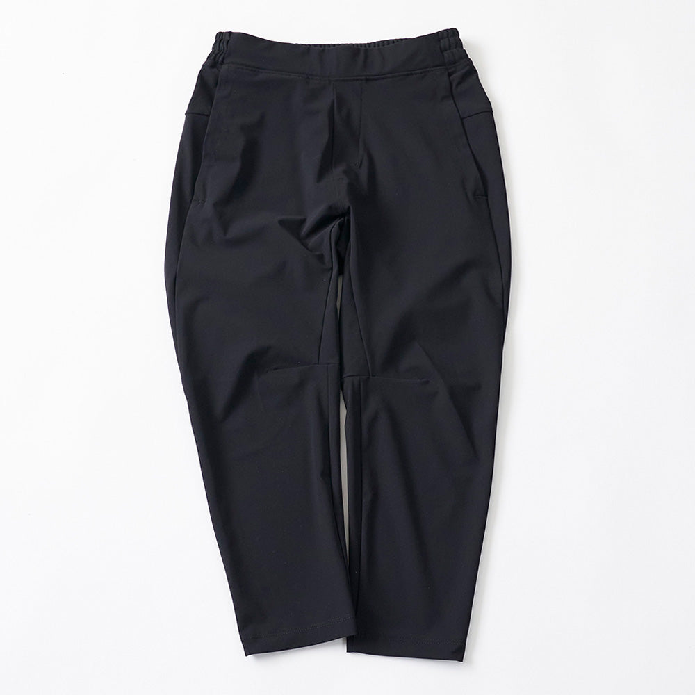 テーパードパンツ
