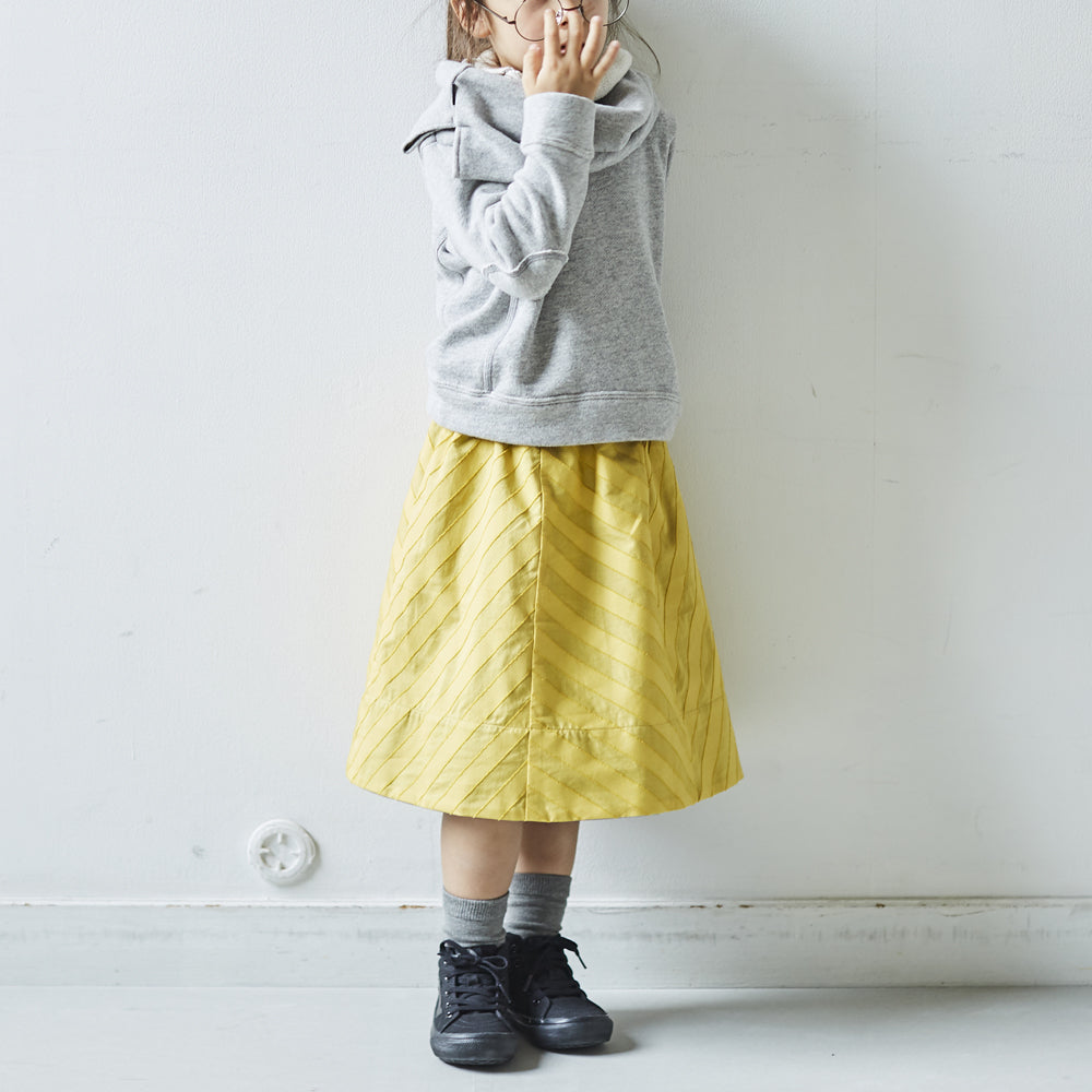 2WAYギャザースカートイエローを着ている女の子
