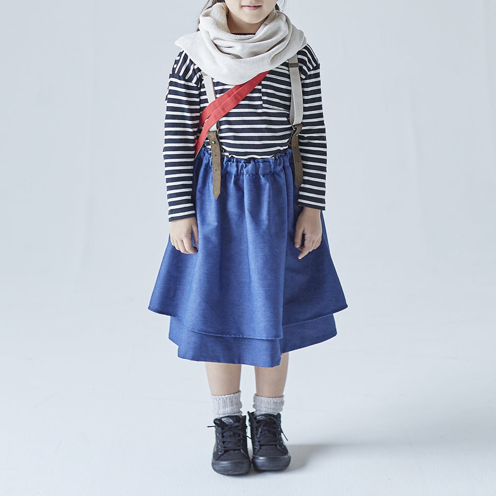 2WAYギャザースカートインディゴを着ている女の子