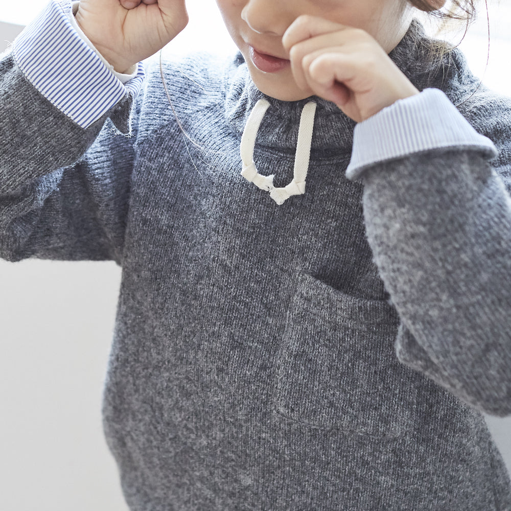 ハイネックデザインプルオーバーを着た子供